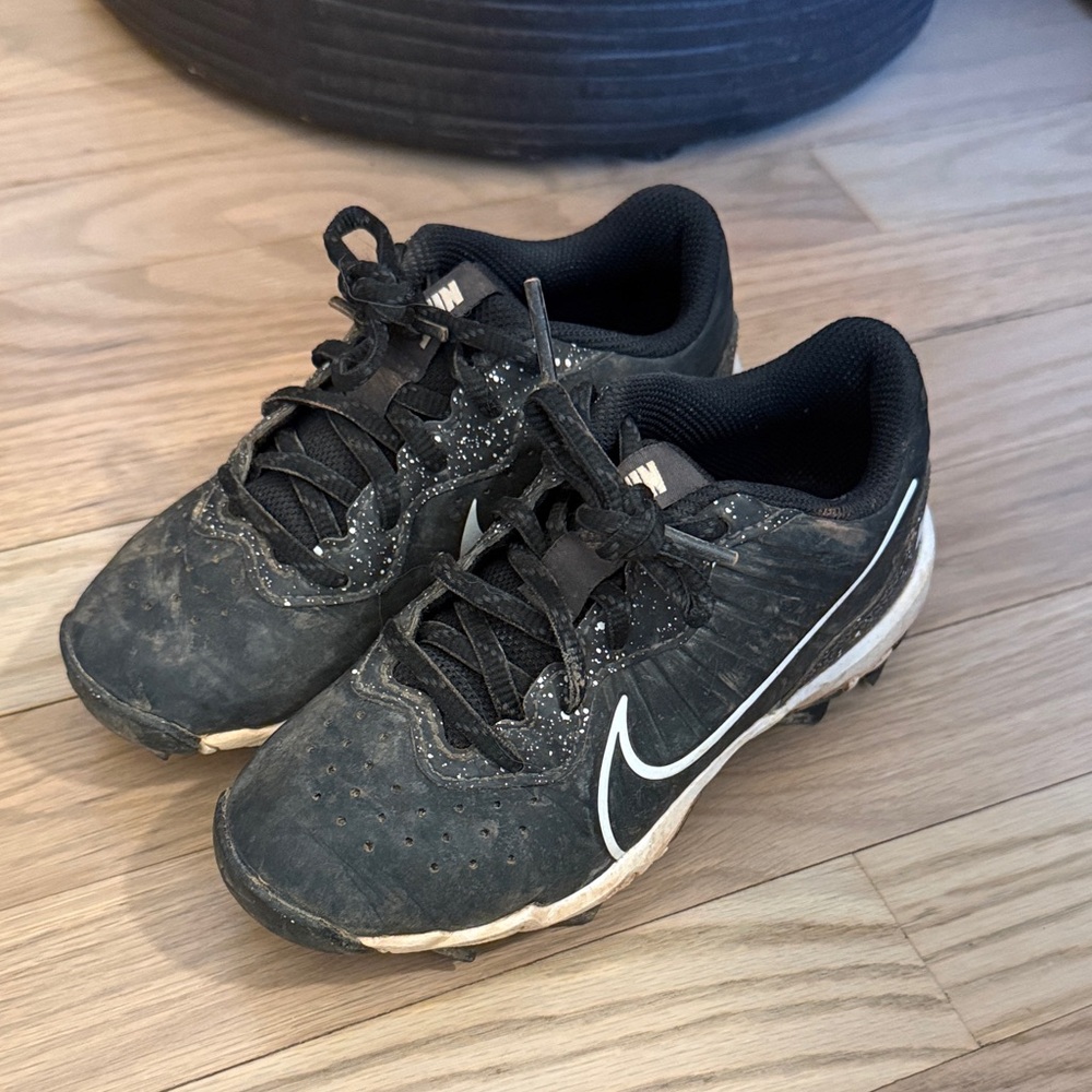 Nike Kids Black and White Fastflex baseball cleats 12C